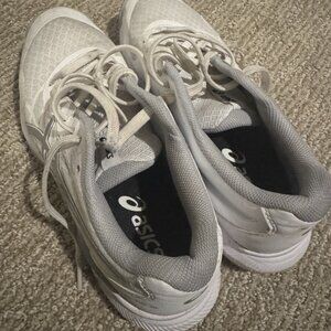 Lightly worn women's volleyball shoes